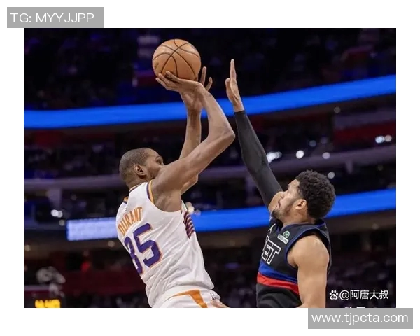 布克首节表现出色三分球未中依然轻松拿下12分2板2助