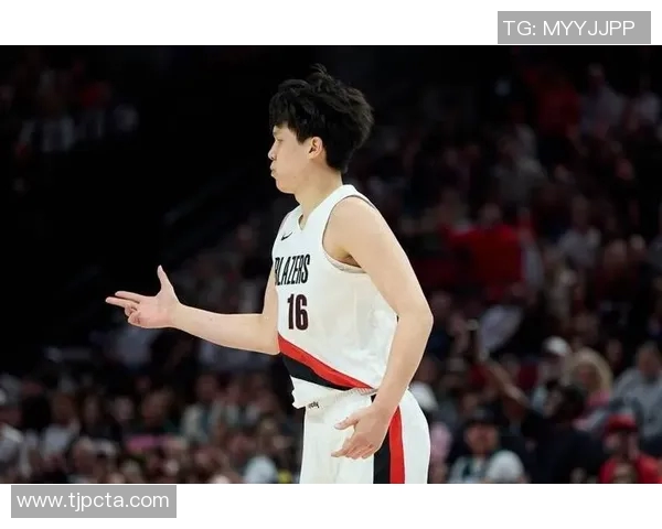 杨瀚森与奥登同框合影分享小圣诞树装饰喜悦时刻即将迎接12月的到来 杨瀚森与奥登同框合影分享小圣诞树装饰喜悦时刻即将迎接12月的到来