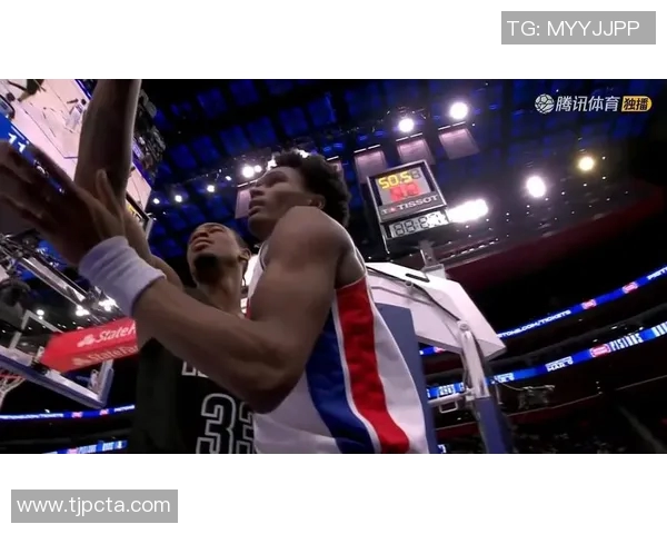 克拉克斯顿表现出色14投8中砍下21分8篮板4助攻2抢断2盖帽