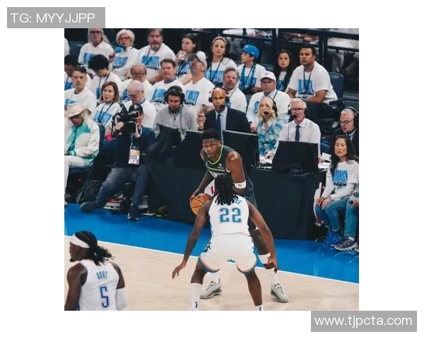 爱德华兹现场脱下比赛球衣赠送球迷令人惊叹的温暖瞬间