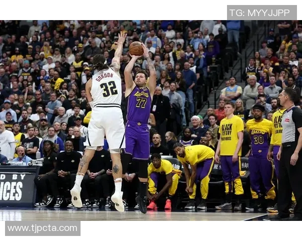 湖人首发防守问题亟待解决里夫斯首发是否合适引发争议