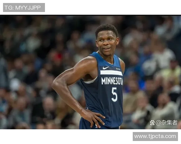 爱德华兹半场表现出色11投6中三分命中率高达40贡献15分3板3助