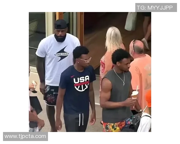 老父亲的骄傲詹姆斯分享多张身穿儿子布莱斯球衣观赛的温馨瞬间